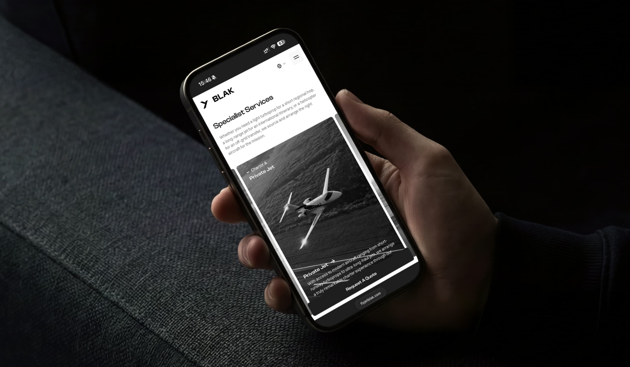 De app van BLAK Aviation op een telefoon